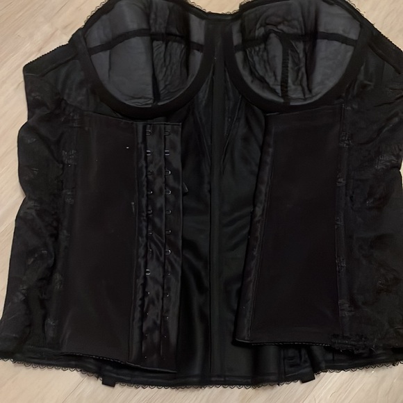 Only wore it once to take pictures in - Picture 2 of 2